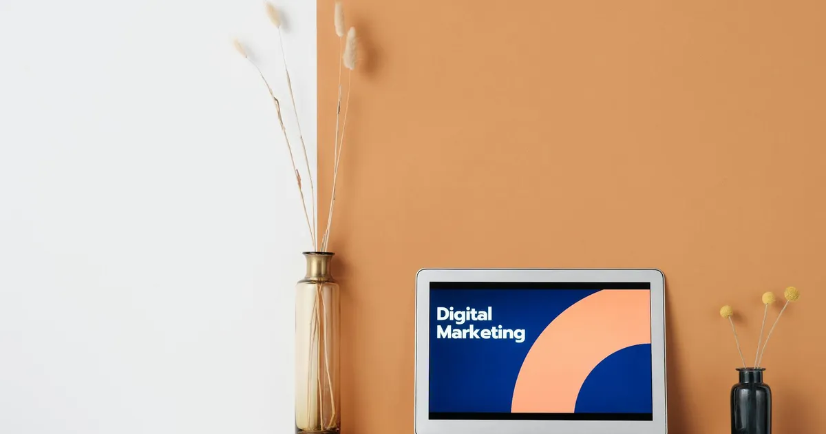 Ilustrasi artikel: Panduan Memilih Laptop untuk Digital Marketing yang Tepat